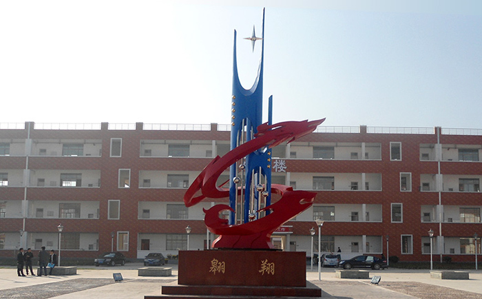 不銹鋼雕塑制作完成之后，需要對(duì)表面進(jìn)行打磨噴漆，這樣才可以獲得想要的表面效果，不銹鋼雕塑打磨噴漆有一些注意事項(xiàng)，下面給大家介紹一下。